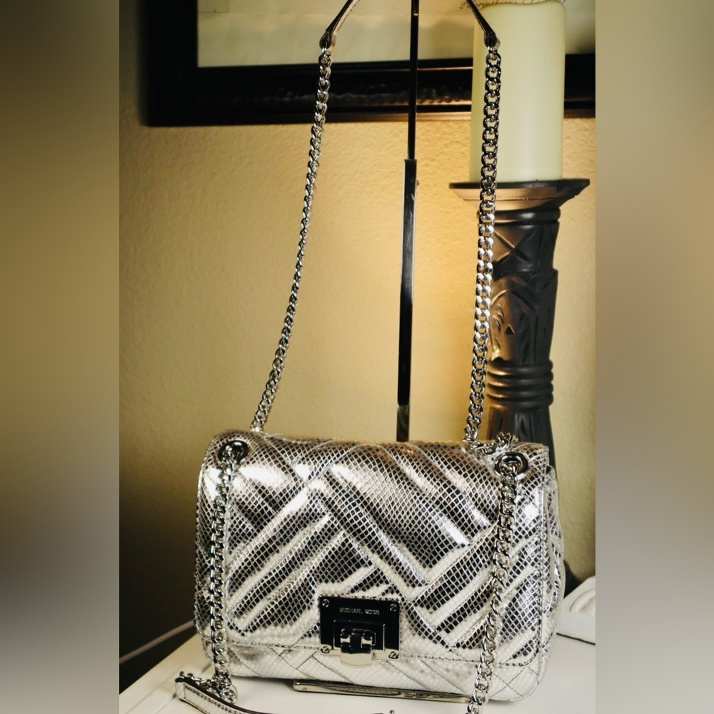 “HOST PICK” MICHAEL KORS Metallic Silver Quilted Leather with a Chain Strap - Picture 12 of 17